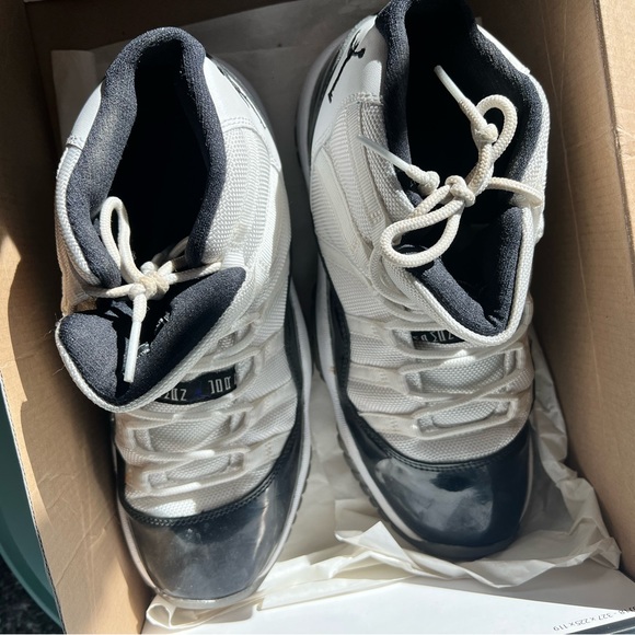 Air Jordan Retro 11 - Picture 3 of 3